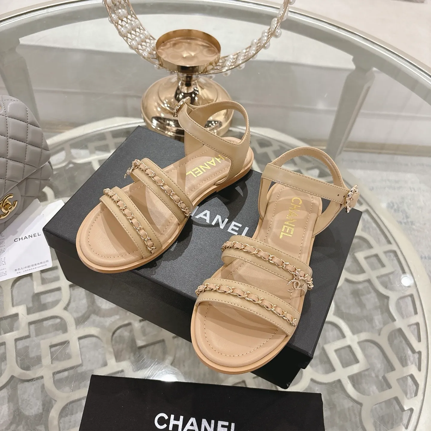 👟👟Ex-factory price 560👟👟Chanel Xiaoxiang 2025ss spring and summer latest catwalk fashion chain decoration top quality! Accurate to 1:1, light luxury without tiring the feet, the upper foot can be matched with spring and summer clothes at will, highlighting texture and taste, simple yet luxurious appearance, even if it is just a pair of sandals, it is definitely a must-have pair in the summer shoe cabinet. Upper: imported lambskin. Lining: imported sheepskin lining. Outsole: original customized outsole. Size: 35-40 (40.41.42 custom-made, non-returnable)